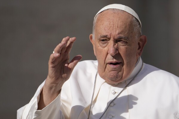 文件——2024年5月22日，星期三，教皇方济各抵达梵蒂冈圣彼得广场，接受每周的普通观众。教皇弗朗西斯于2024年5月28日（星期二）道歉，此前有人引用他使用了一个关于同性恋的粗俗术语来重申天主教会对同性恋牧师的禁令。梵蒂冈发言人马特奥·布鲁尼（Matteo Bruni）发表声明，承认因弗朗西斯的言论而引发的媒体风暴，该言论于5月20日秘密传达给意大利主教。（美联社照片/安德鲁·麦迪奇尼档案）