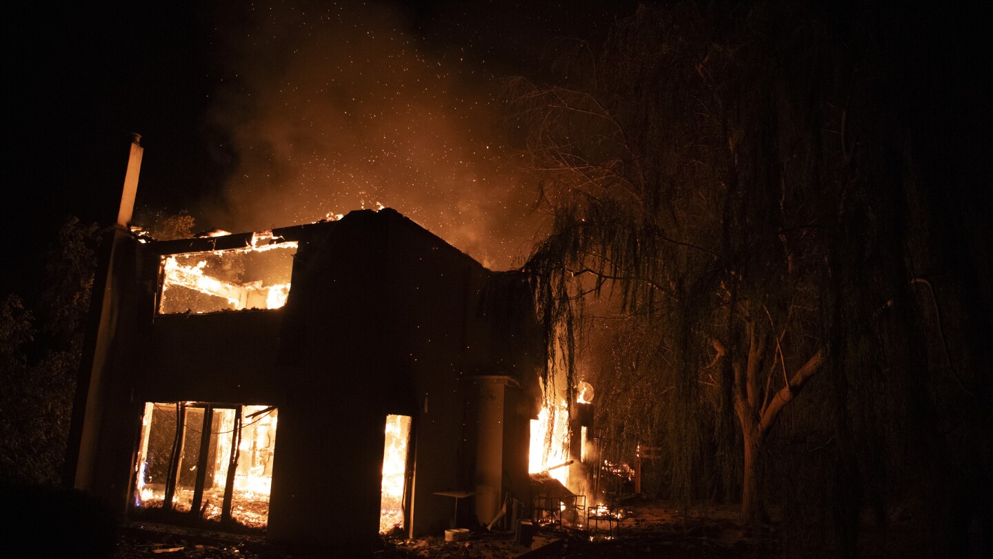 Ein sich schnell ausbreitender Waldbrand in der Nähe der griechischen Hauptstadt Athen verdunkelt den Himmel