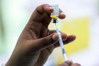 Un trabajador de salud prepara una vacuna contra la viruela símica, el sábado 23 de julio de 2022, en Montreal. (Graham Hughes/The Canadian Press vía AP, archivo)