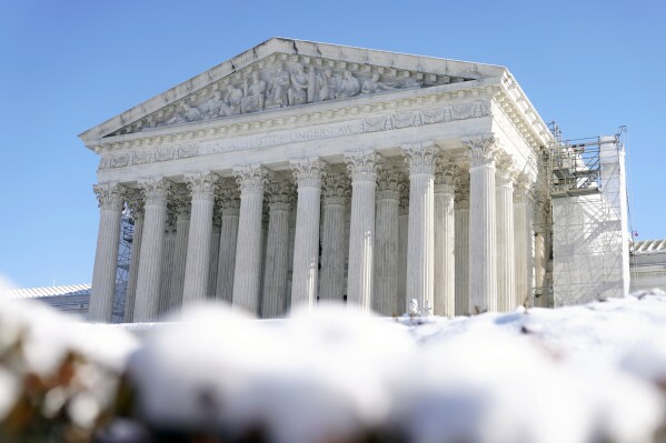 La Corte Suprema de Estados Unidos es fotografiada a través de la nieve el miércoles 17 de enero de 2024 en Washington.  (Foto AP/Mariam Zuhaib)