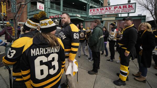 With Winter Classic near, Bruins test out their throwback gear at