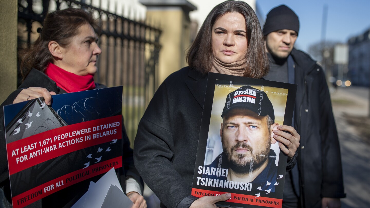 Беларуска опозиционна лидерка в изгнание казва, че не се е чувала със своя лишен от свобода съпруг повече от 400 дни