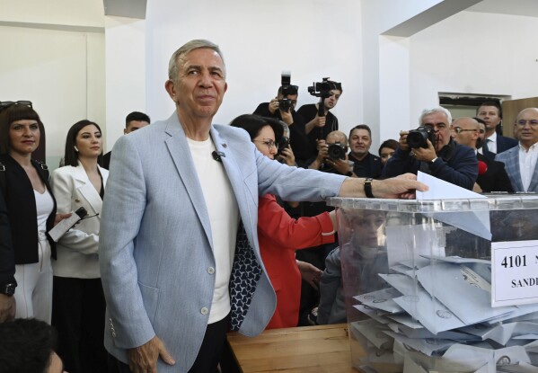 Burgemeester van Ankara en CHP-kandidaat Mansur Yavaş stemt in een stembureau in Ankara, zondag 31 maart 2024. Turkije houdt zondag lokale verkiezingen die zullen beslissen wie Istanbul en andere grote steden zal controleren.  (AP Foto/Ali Onal)