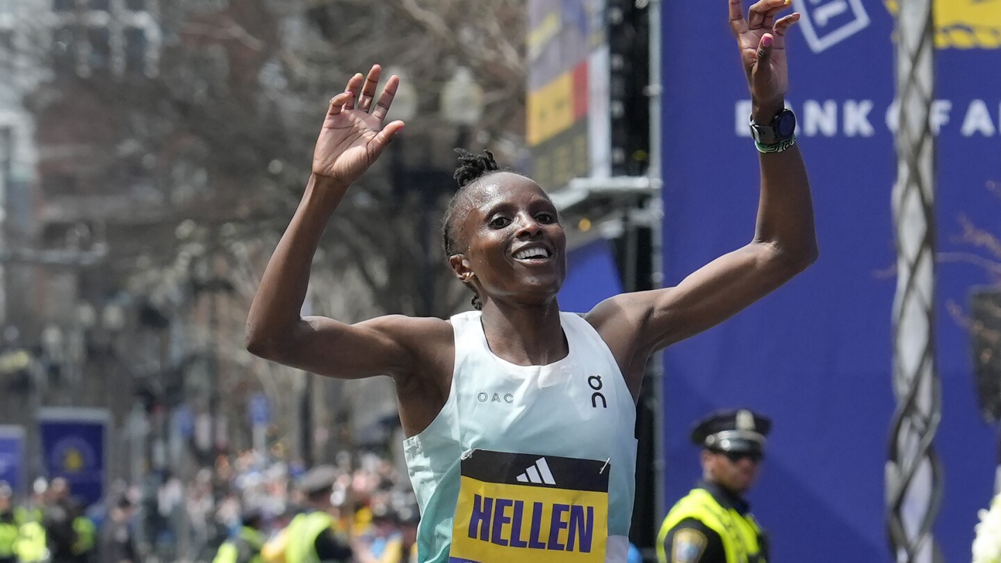 Хелън Обири спечели поредни титли на Бостънския маратон, водеща на подиума в Кения