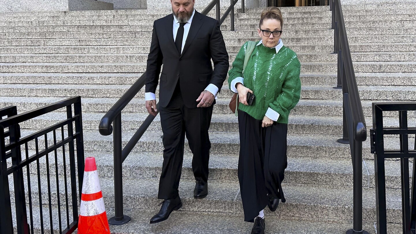 Onetime art adviser to actor Leonardo DiCaprio gets 2.5 years in prison for $6.5 million fraud