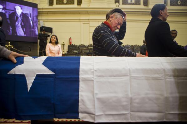 Chile despide a Neruda en la víspera de su entierro | AP News