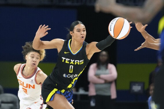 Bonner scores 20 as Connecticut Sun knock off LA Sparks, 83-74