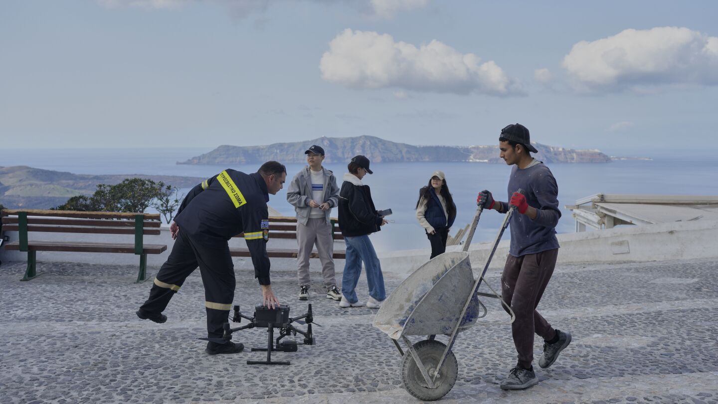 Emergency crews deployed on Santorini as quake swarm worries Greek experts…