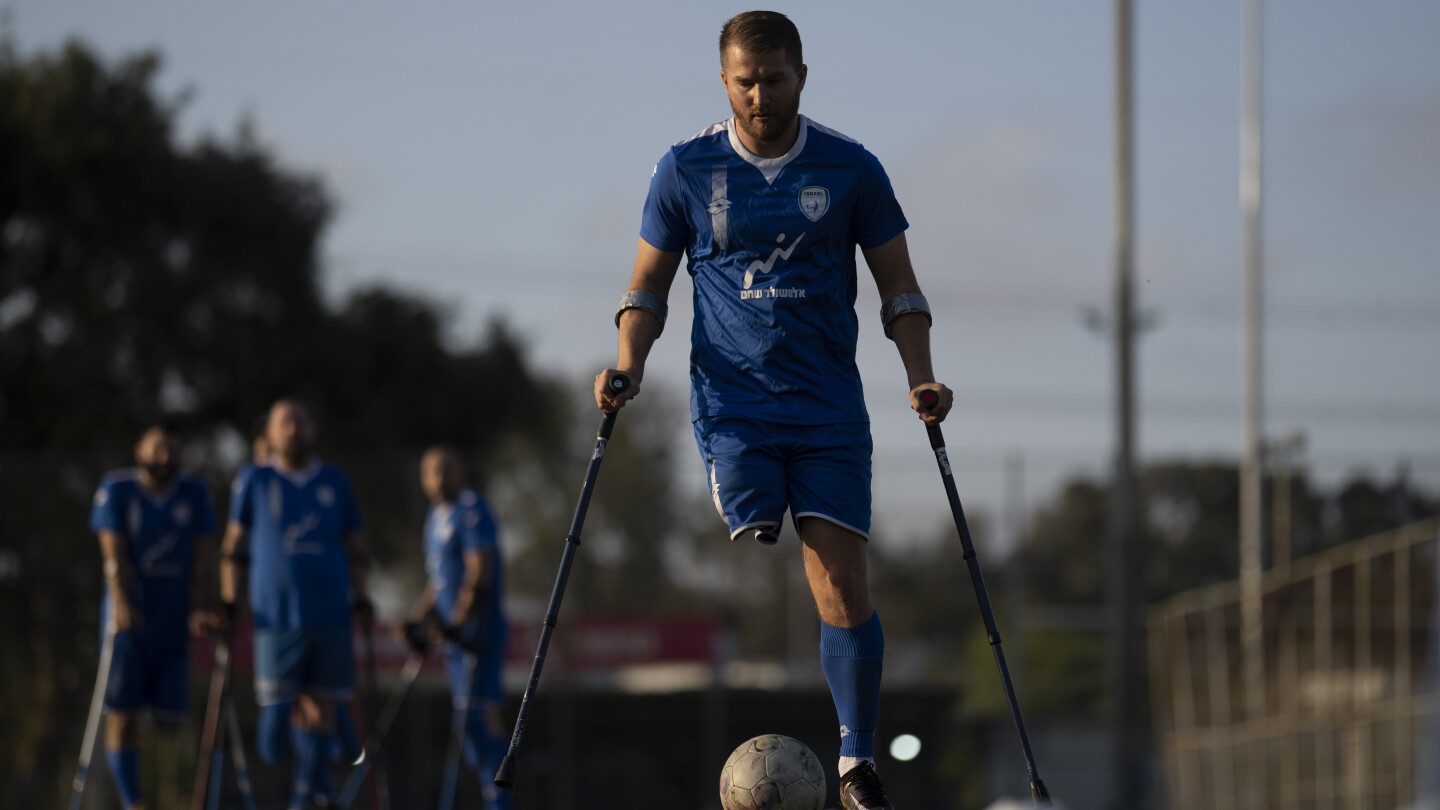 Войници, загубили крайници във войната в Газа, намират изцеление в израелския футболен отбор с ампутирани кости
