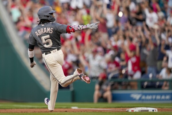Abrams stays hot, homers on his bobblehead night as the Nationals rout the  Giants 10-1
