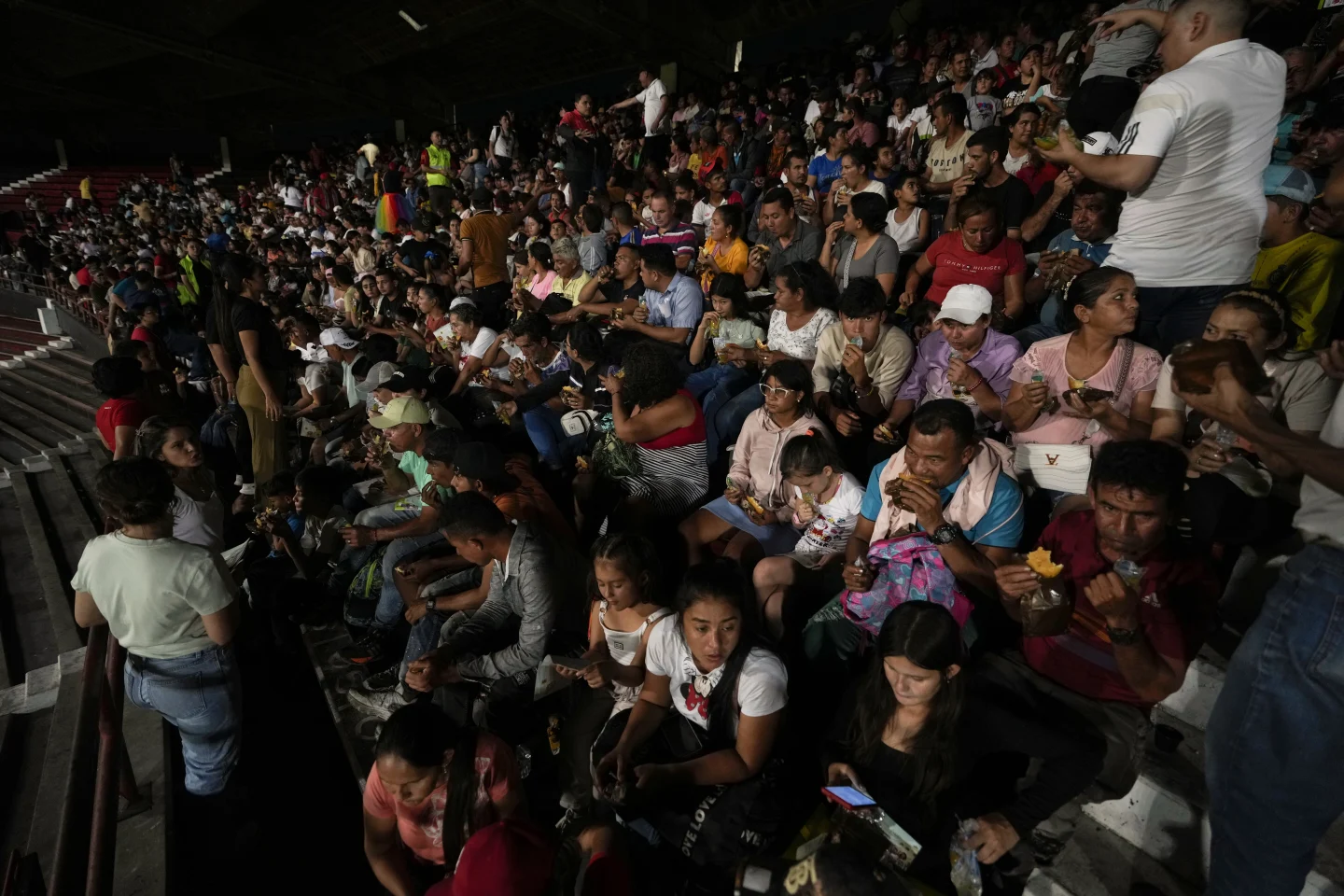 Personas desplazadas registrándose en estadio en Cúcuta