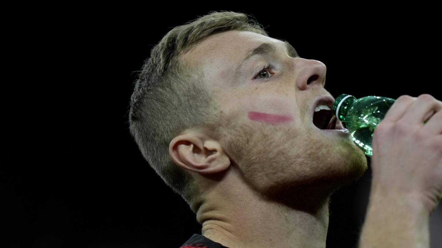 En Italie, des footballeurs masculins mettent des marques rouges sur leurs visages dans le cadre d’une campagne visant à éliminer la violence à l’égard des femmes.