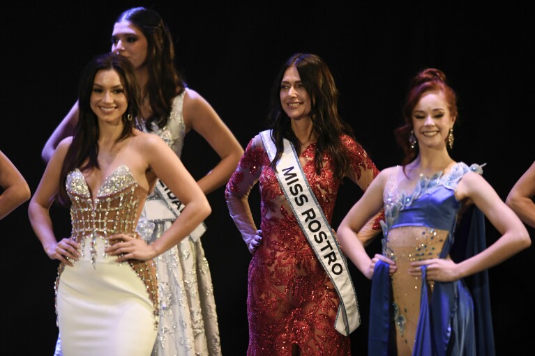 Miss Rostro Alejandra Rodriguez berkompetisi dalam kontes Miss Universe Argentina, di Buenos Aires, Argentina, Sabtu, 25 Mei 2024. Pengacara berusia 60 tahun itu berharap bisa menorehkan sejarah dengan menjadi kontestan Miss Universe tertua.  (Foto AP/Gustavo Jarillo)