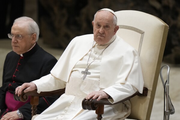 El papa Francisco durante su audiencia semanal en el salón Pablo VI, en el Vaticano, el 28 de febrero de 2024. (AP Foto/Andrew Medichini)