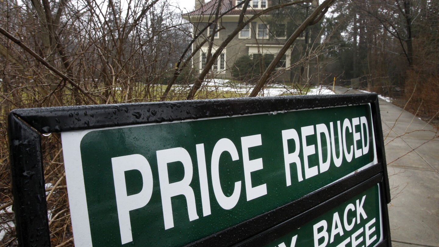Продавачите на жилища намаляват каталожните цени, тъй като пролетният сезон за покупки започва с по-високи ипотечни лихви