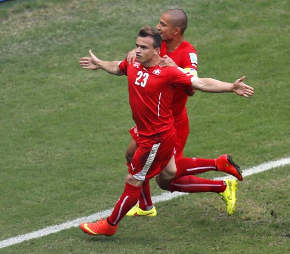 El jugador de Suiza, Xherdan Shaqiri (23), festeja un gol contra Honduras en el Mundial el miércoles, 25 de junio de 2014, en Manaos, Brasil. (AP Photo/Frank Augstein)