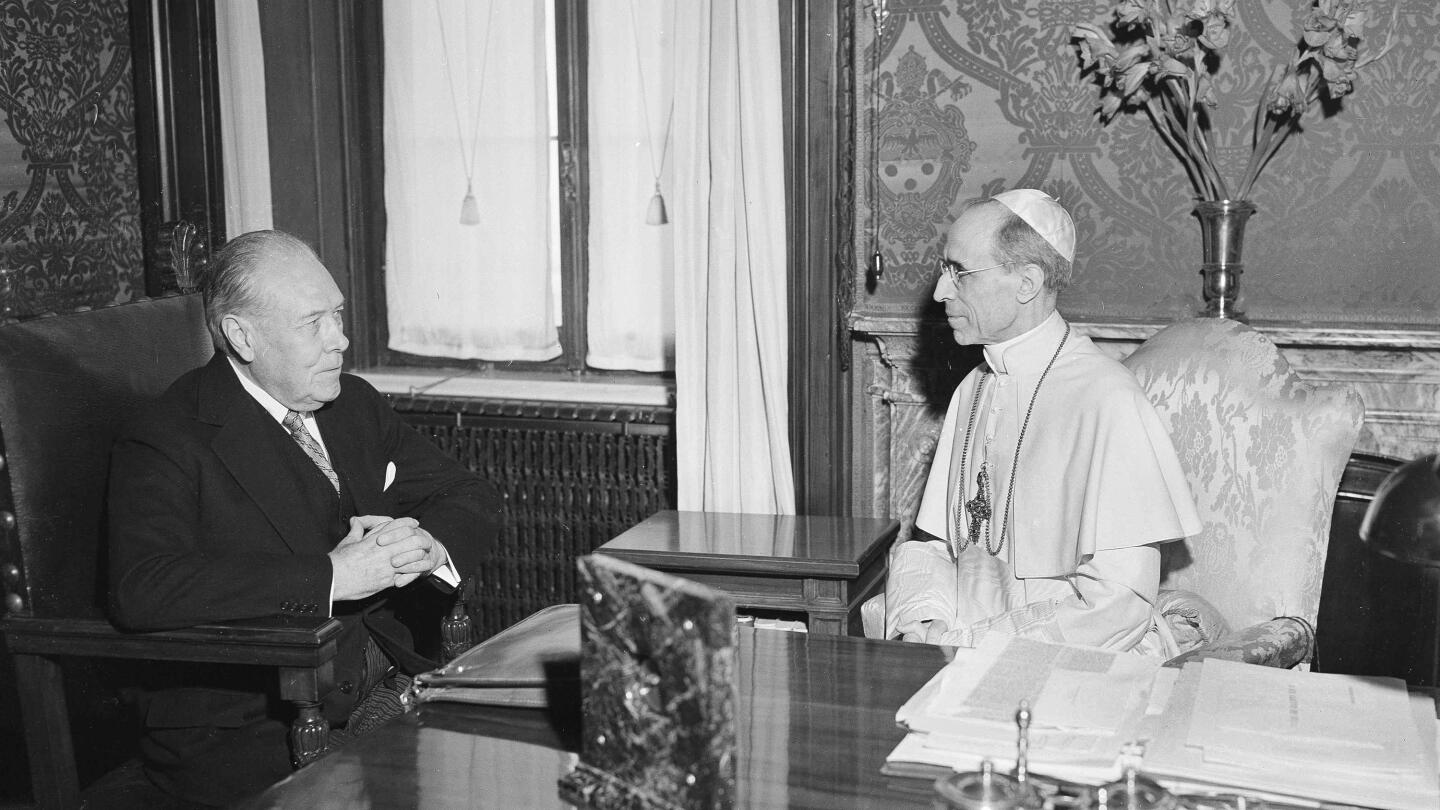 ВАТИКАНЪТ AP — Ватикана отдавна защитава своя папа Пий XII