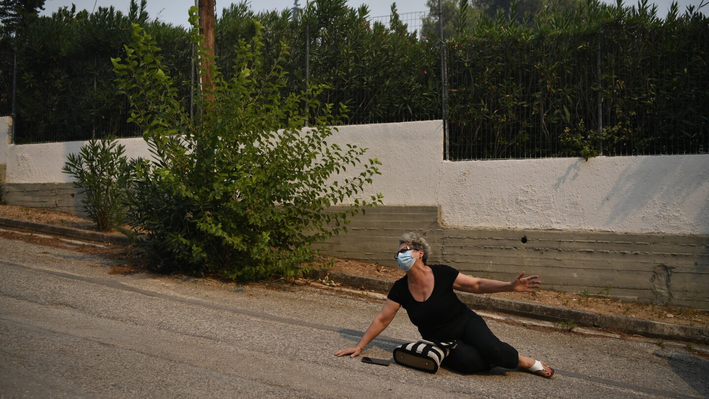 何百人もの消防士がギリシャの首都郊外で制御不能に広がった大きな山火事と戦っています。
