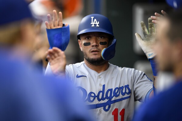 Jason Heyward hits a 3-run homer as the Dodgers rout the Orioles