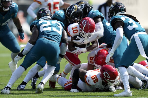 Chiefs return home to face reeling Bears