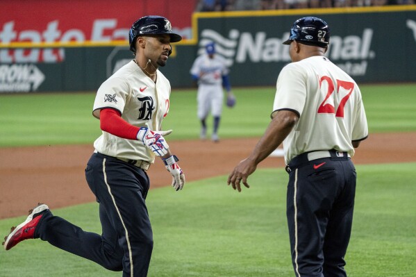 Freddie Freeman, J.D. Martinez homers lift Dodgers over Braves - Los  Angeles Times