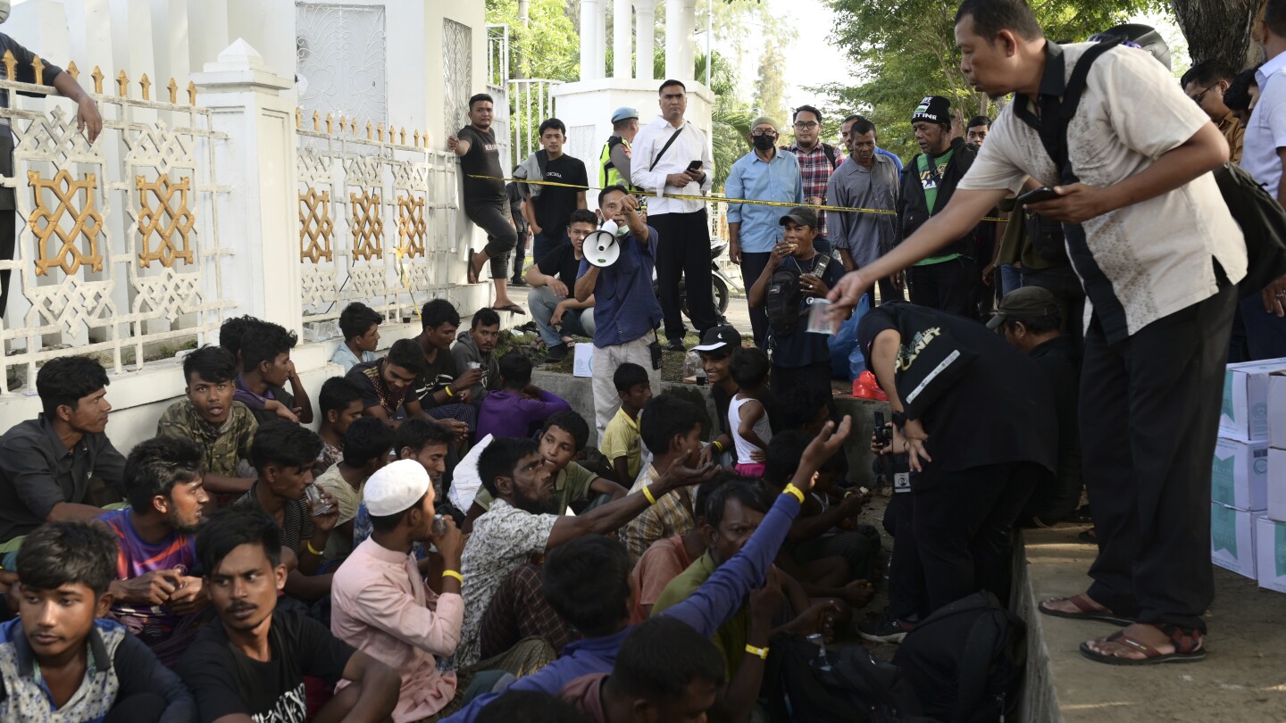 Мюсюлманите рохинги в Индонезия се борят да намерят подслон. Президентът казва, че правителството ще помогне засега