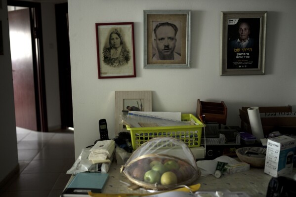 写真左、2024年1月26日金曜日、イスラエル南部アシュケロンの自宅で撮影したチュニジア生まれのホロコースト生存者ガド・バルトークさん（93歳）の両親。（AP Photo/Maya Alleruzzo）