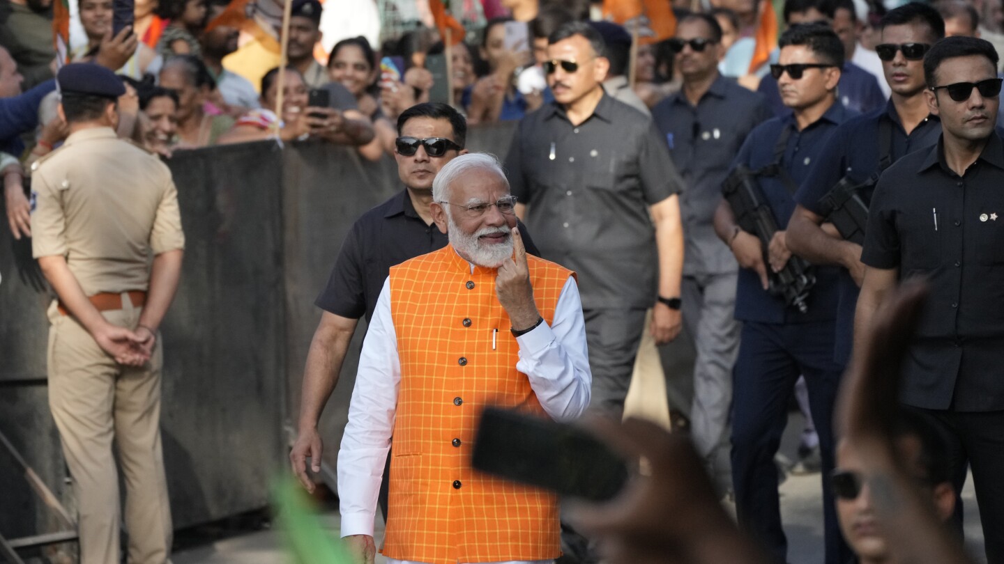 Индия гласува в третата фаза на националните избори, докато премиерът Моди ескалира реториката си срещу мюсюлманите