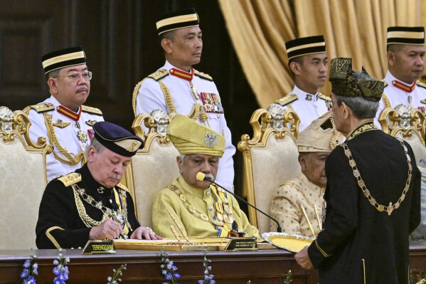 Sultán Ibrahim Sultan Iskandar, al frente a la izquierda, firma documentos durante la ceremonia de juramento como rey número 17 de Malasia en el Palacio Nacional de Kuala Lumpur en Kuala Lumpur, Malasia, el miércoles 31 de enero de 2024. Sultan Ibrahim, el poderoso gobernante multimillonario del sur de Johor estado, prestó juramento el miércoles como nuevo rey de Malasia. (Mohd Rasfan/Pool Photo vía AP)