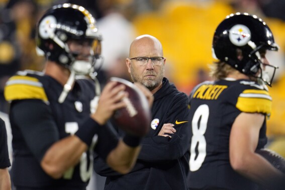 FILE - Pittsburgh Steelers offensive coordinator Matt Canada, center, watches quarterbacks Kenny Pickett (8) and backup Mitch Trubisky (10) before an NFL football game against the Cleveland Browns in Pittsburgh, Monday, Sept. 18, 2023. The chants for the Pittsburgh Steelers to fire embattled offensive coordinator Matt Canada were hard to miss in Monday night's win over Cleveland. Yet the Steelers say the issue isn't Canada's playbook but a lack of execution.(AP Photo/Gene J. Puskar, File)