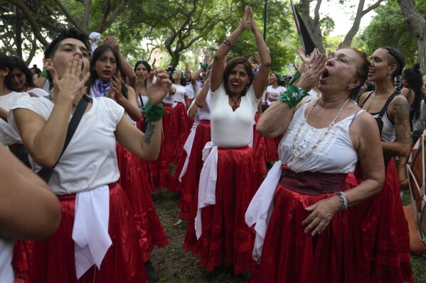 Manifestantes lanzan cánticos durante la marcha por el Día Internacional de la Mujer en Lima, Perú, el viernes 8 de marzo de 2024. (AP Foto/Martín Mejía)