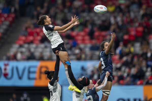 Fiji's Talei Qalo Wilson and United States's Sarah Levy vie for the ball as they are lifted by their teammates during a Vancouver Sevens rugby game, Sunday, Feb. 25, 2024, in Vancouver, British Columbia. (Ethan Cairns/The Canadian Press via 麻豆传媒app)