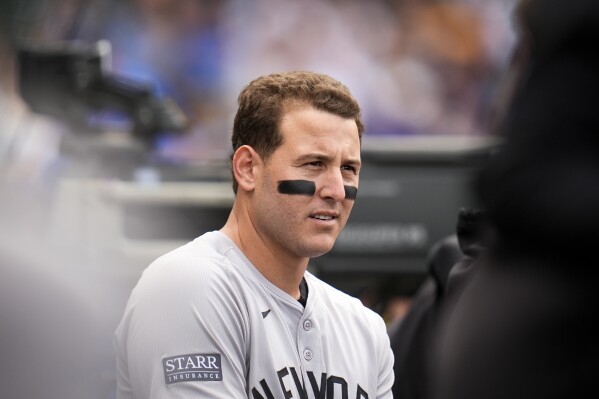 Yankees 1B Anthony Rizzo gets warm reception in return to Wrigley Field |  AP News