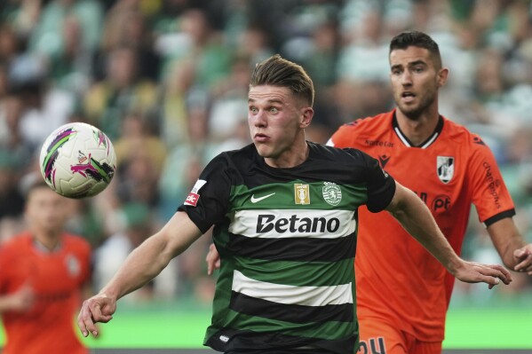Sporting's Viktor Gyokeres eyes the ball during the Portuguese league last round soccer match between Sporting CP and Vitoria SC at the Alvalade stadium in Lisbon, Saturday, May 17, 2025. (AP Photo/Ana Brigida)
