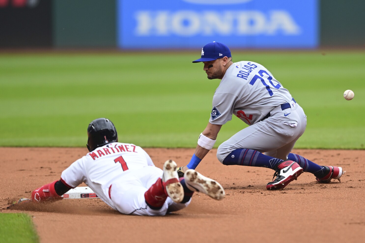 Angel Martínez hits a 3-run homer in the eighth inning as Guardians rally for 7-4 win over Dodgers
