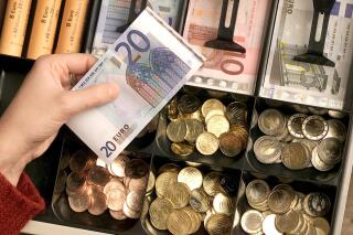 ARCHIVO - Monedas y billetes de euro en una tienda en Duisburg, Alemania, el sábado 29 de diciembre de 2001. El Banco Central Europeo anunció el lunes 6 de diciembre de 2021 que rediseñaría sus billetes de euro, con una decisión final para 2024. (AP Foto/Michael Sohn, archivo)