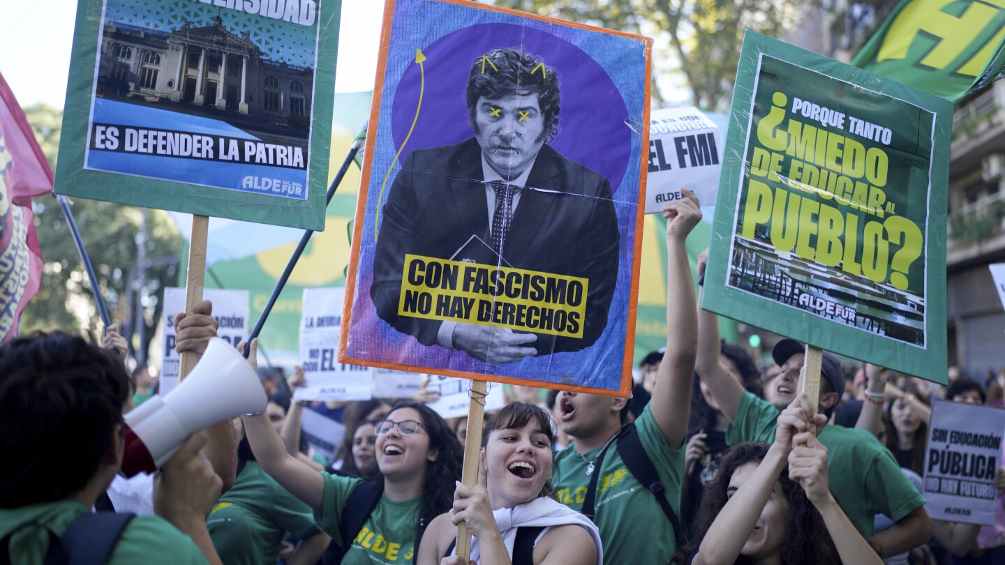 Nu openbare universiteiten worden bedreigd, zetten massale protesten tegen de bezuinigingen Argentinië op zijn grondvesten