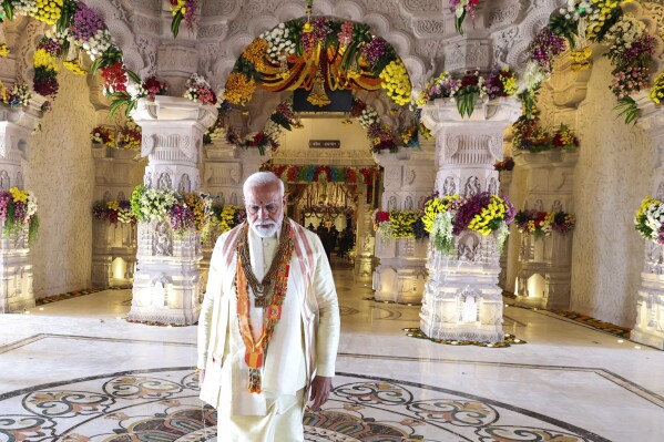 भारत सरकार के प्रेस सूचना ब्यूरो द्वारा जारी इस तस्वीर में, भारतीय प्रधान मंत्री, भारत के अयोध्या में हिंदू धर्म के भगवान राम को समर्पित एक मंदिर के उद्घाटन का नेतृत्व करने के बाद चलते हैं, सोमवार, 22 जनवरी, 2024। (एपी के माध्यम से प्रेस सूचना ब्यूरो)