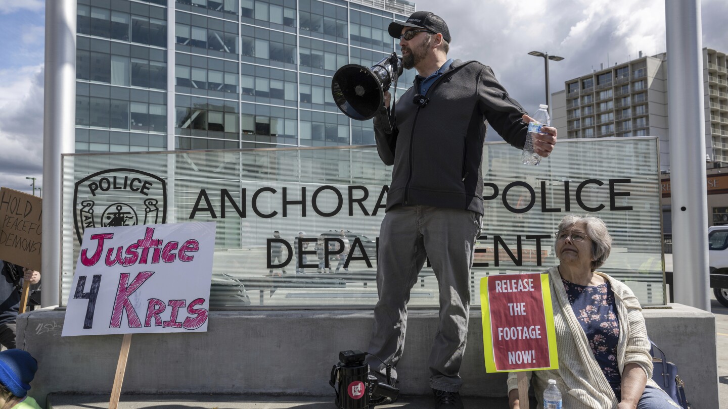 АНКОРИДЖ Аляска АП — Само месеци след като полицаи в