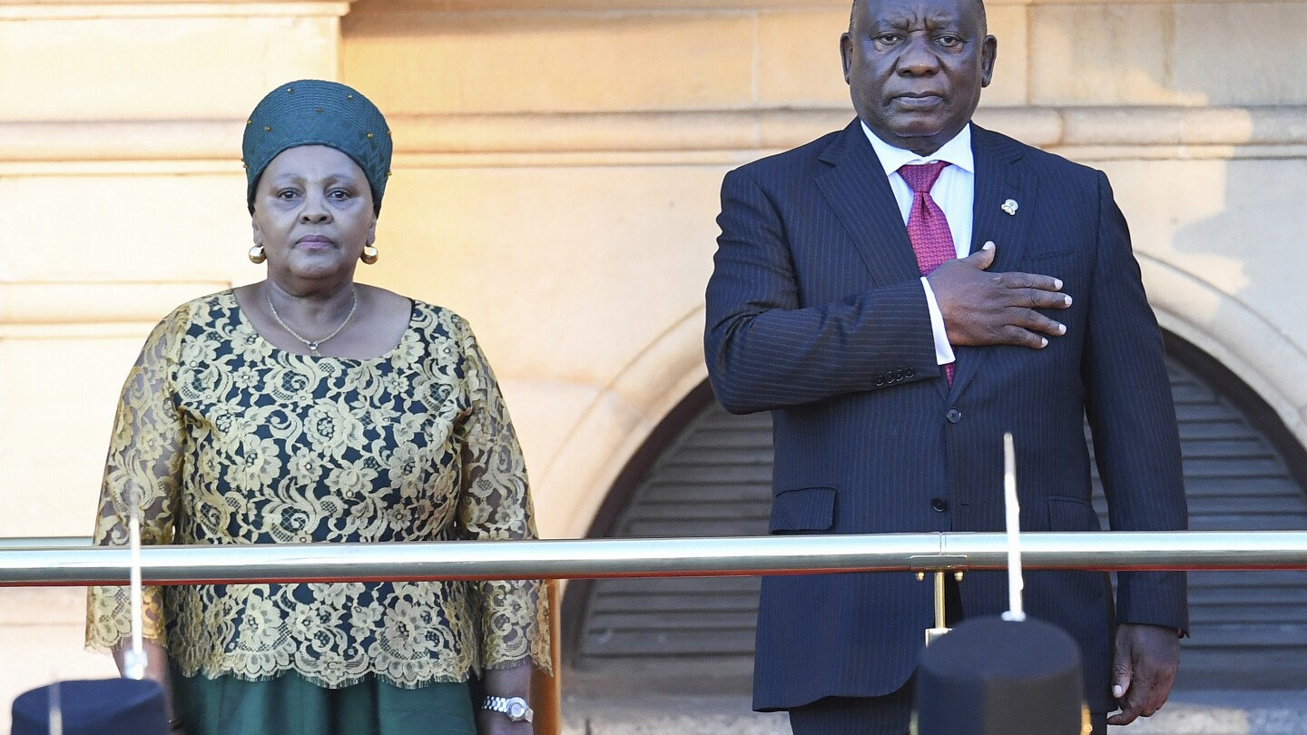 Следователи претърсват дома на председателя на парламента на Южна Африка по обвинения в подкупи