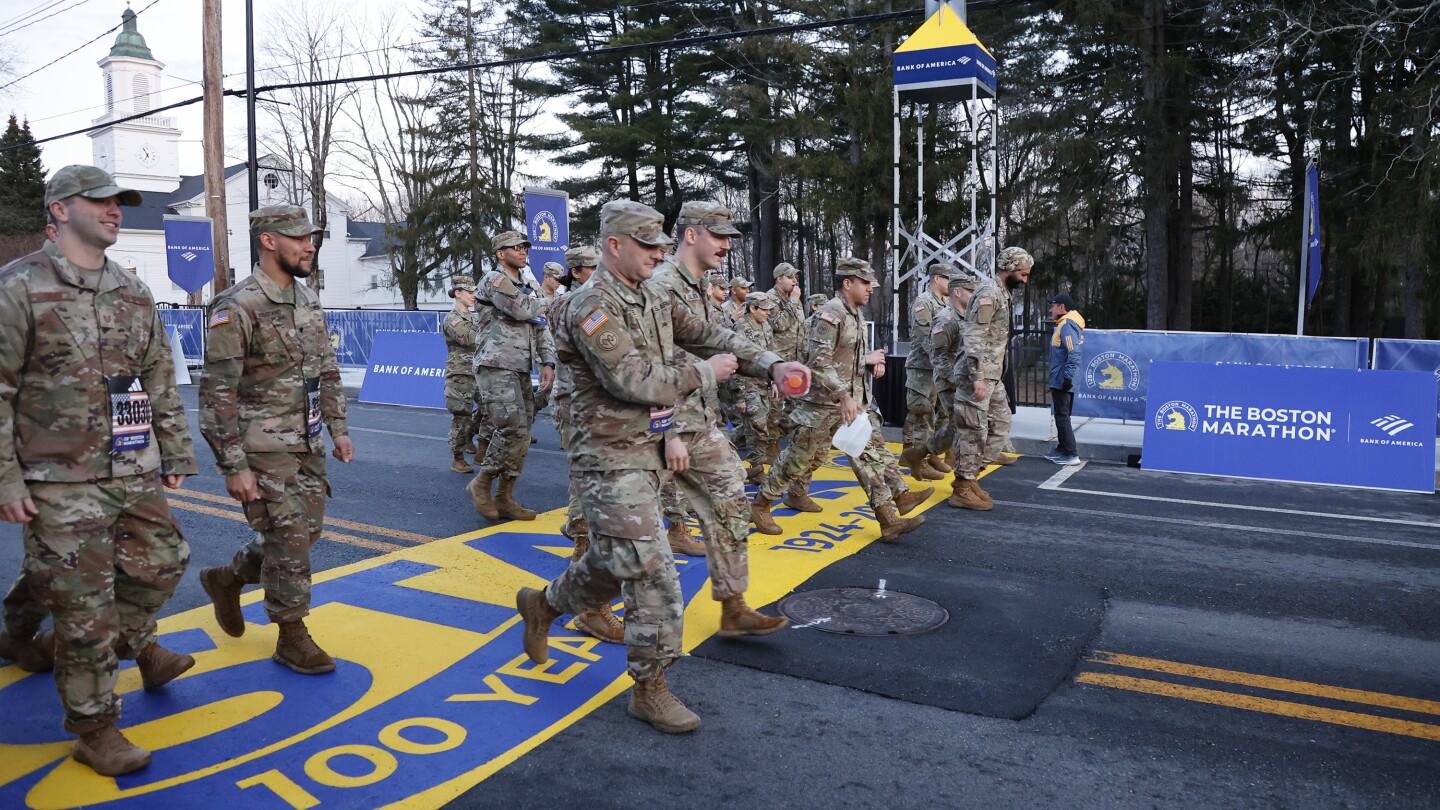 Военни маршируващи тръгнаха от Хопкинтън, за да започнат 128-ия Бостънски маратон