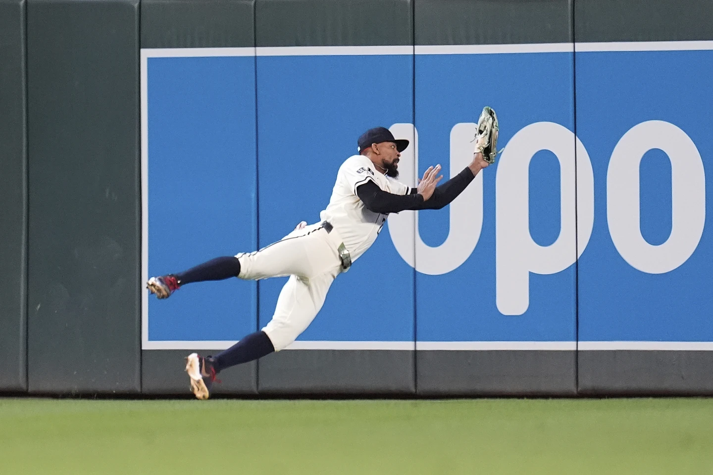 Byron Buxton atrapando la línea final del partido ante White Sox
