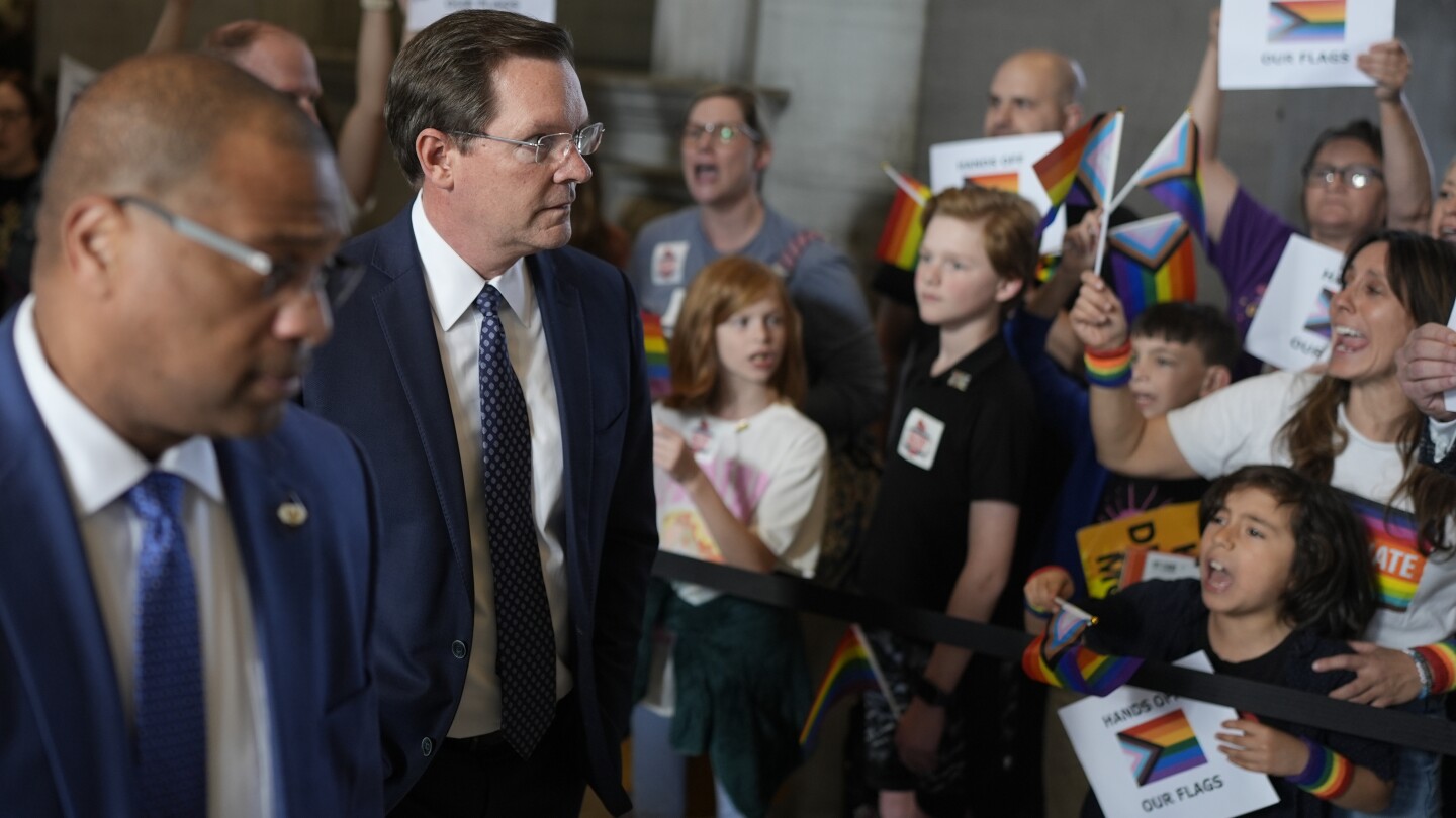 Знамената за гордост ще бъдат до голяма степен забранени в класните стаи в Тенеси в законопроект, предложен от законодателите на Републиканската партия