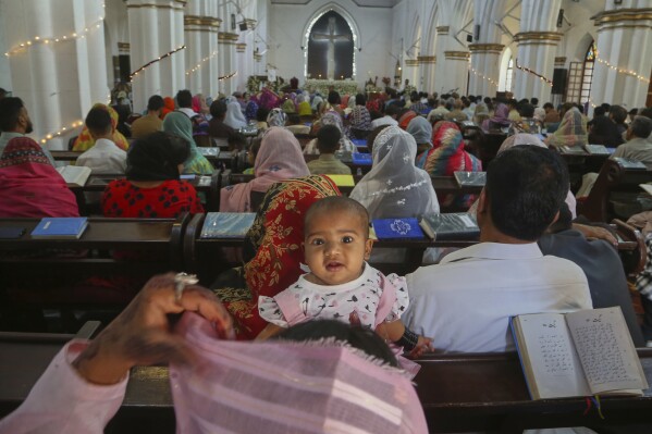 Những người theo đạo Thiên chúa tham dự Thánh lễ Phục sinh tại Nhà thờ St. John, ở Peshawar, Pakistan, Chủ Nhật, ngày 20 tháng 4 năm 2025. (Ảnh AP/Muhammad Sajjad)