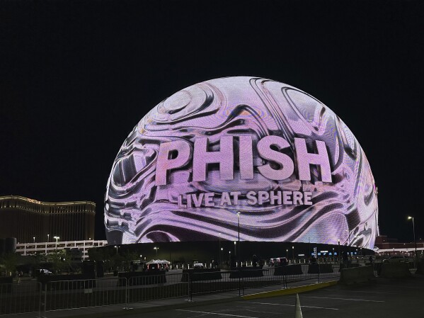 El exterior de la Esfera aparece el viernes 19 de abril de 2024 en Las Vegas.  La banda Phish comenzó su residencia de cuatro noches el jueves.  (Foto AP/Josh Cornfield)