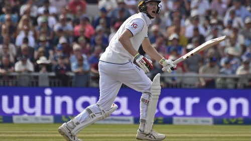 De Engelse Zak Crawley reageert nadat hij een schot heeft gespeeld tijdens dag twee van de vierde Ashes-cricketwedstrijd tussen Engeland en Australië op Old Trafford in Manchester, Engeland, donderdag 20 juli 2023. (AP Photo/Rui Vieira)