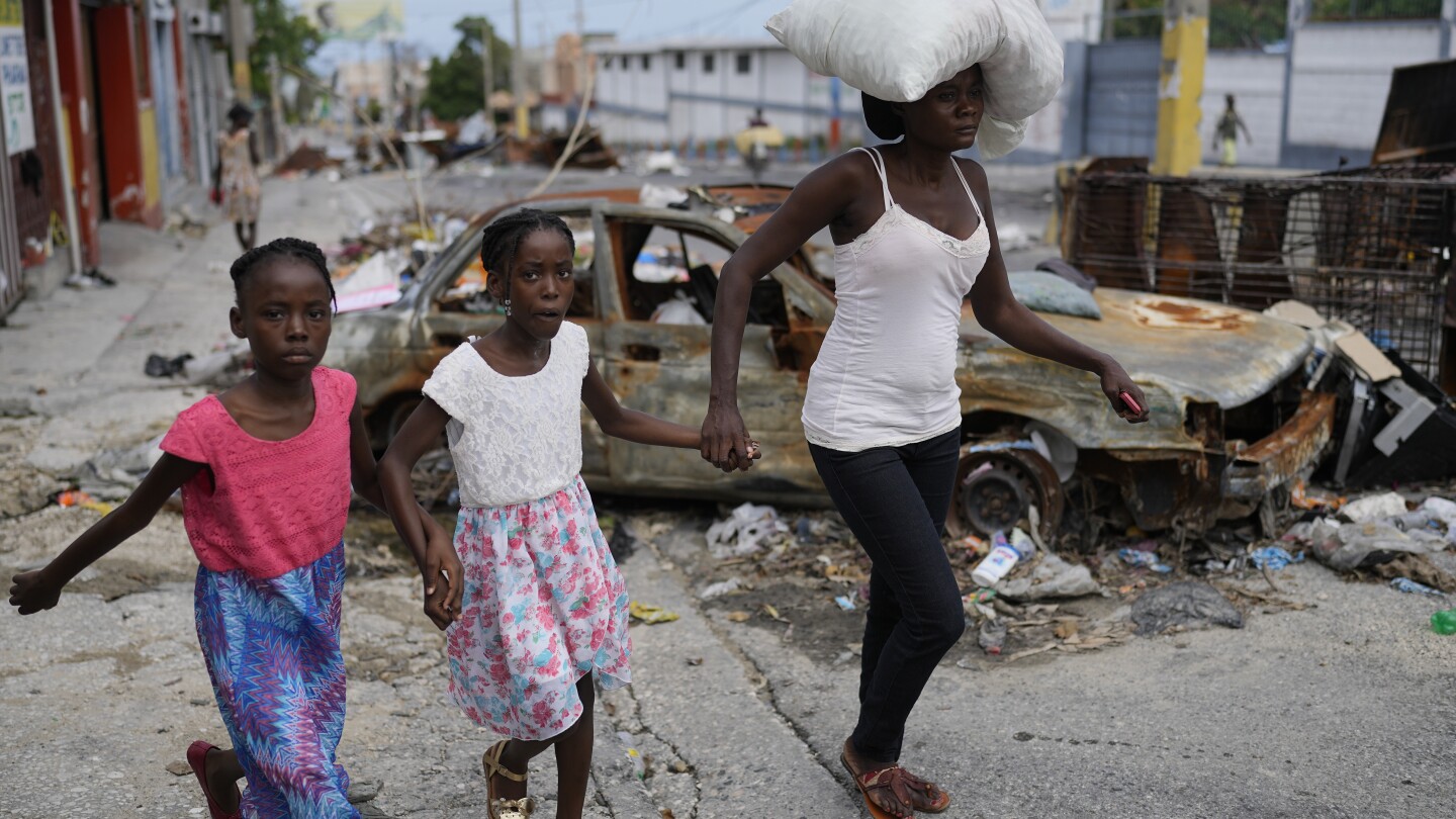 ПОРТ О ПРЕНС Хаити AP — Бандите в Хаити обсадиха няколко квартала