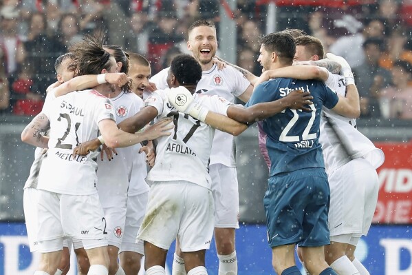Các cầu thủ của St. Pauli ăn mừng chức vô địch giải hạng hai ở Wiesbaden, Đức, trong trận đấu bóng đá ở giải hạng hai Đức vào Chủ nhật, ngày 19 tháng 5 năm 2024.(Heiko Becker/dpa via AP)