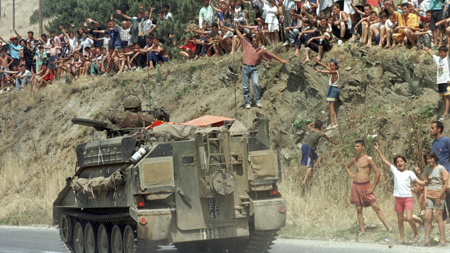 Косово отбелязва 25-ата годишнина от освобождението си, когато сръбските сили се изтеглиха след бомбардировките на НАТО