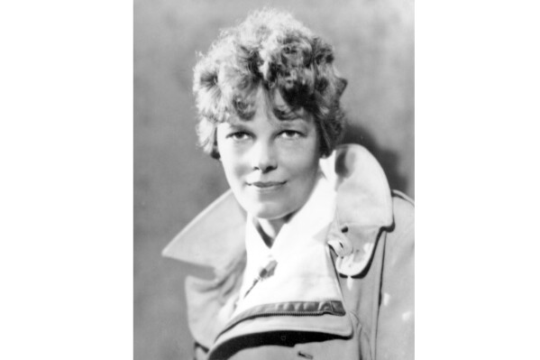 Une photo d’archives non datée montre l’aviatrice américaine Amelia Earhart.  (Photo AP, dossier)
